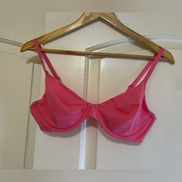 SKIMS Other - Skims unlined t shirt bra in pink